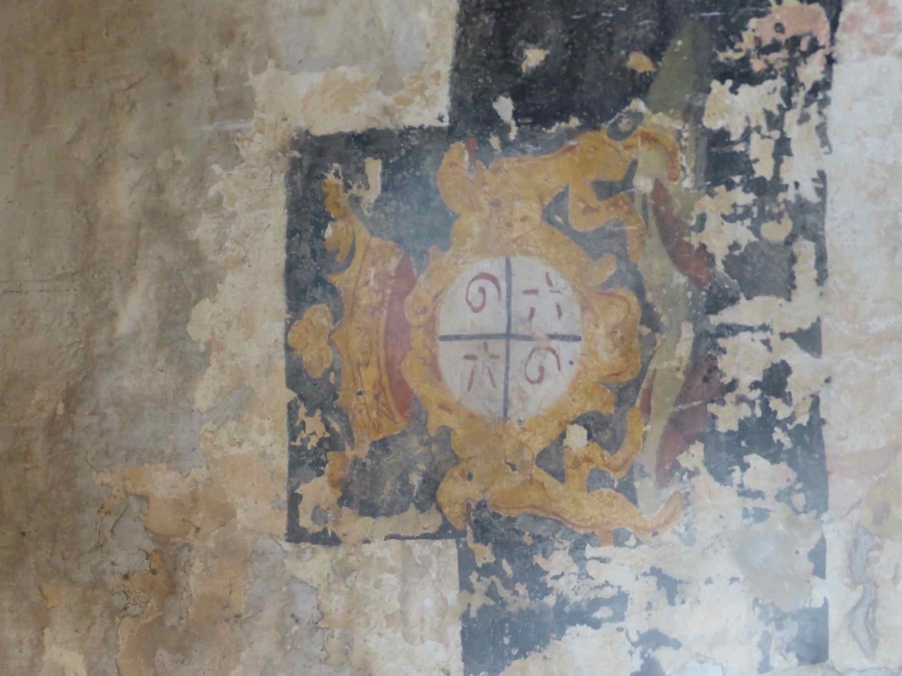 Litre seigneuriale et fresque découvertes sous le badigeon